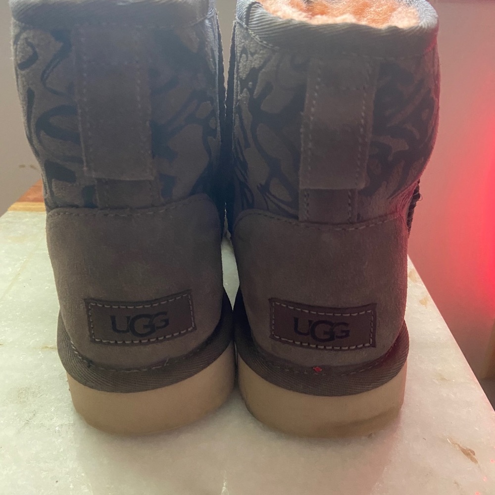 UGGS - Picture 3 of 6